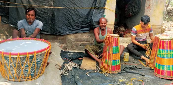ঘরে ঘরে তৈরি হচ্ছে ধামসা ও মাদল, বসন্তের আগে তুমুল ব্যস্ততা বিনপুরের  কুড়চিবনী গ্ৰামে
