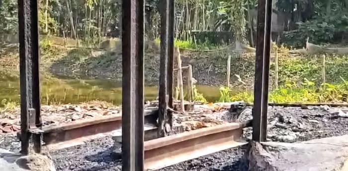 গাইঘাটা ব্লকে সংস্কারের অভাবে বেহাল অবস্থা শতবর্ষ প্রাচীন ছেকাটি শ্মশানের