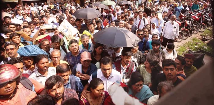 ভোগান্তির শিকার গ্রাহকরা, কলকাতা থেকে শহরতলিতে দিনভর জারি তল্লাশি