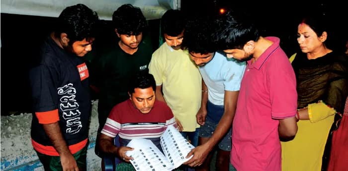 শুনানিতে নথি দিয়েও বাদ গেল নাম, ভবানীপুরে প্রবল বিড়ম্বনায় ২ মহিলা, প্রথম দফার চূড়ান্ত তালিকায় মৃত ব্যক্তি হলেন ‘জীবিত’ ভোটার! তুমুল বিতর্ক