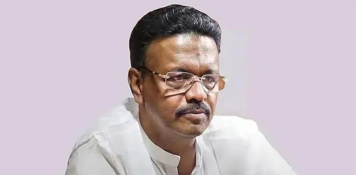 মক্কায় স্ত্রী ও মেয়ে, চিন্তিত ফিরহাদ