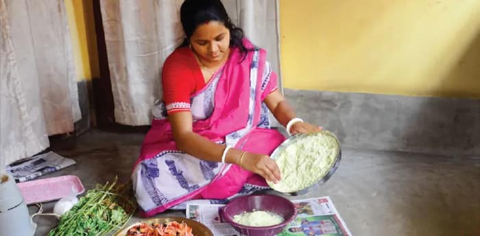 বাড়ির বাগানের সবজি, ফুল দিয়ে ভেষজ আবির তৈরি করছেন গৃহবধূ যোগমায়া