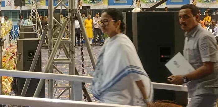 এসআইআর আতঙ্কে মৃতদের পরিবারকে চাকরির নিয়োগপত্র তুলে দিলেন মুখ্যমন্ত্রী