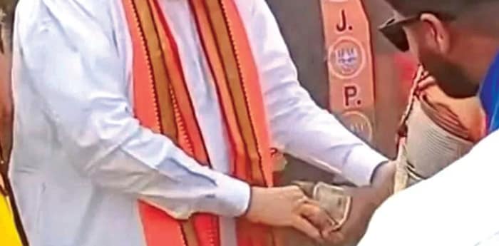 গড়বেতায় পরিবর্তন যাত্রায় বিজেপির ‘অর্থ আশীর্বাদ’! ‘দাদা’ টাকা দিচ্ছেন, ভিডিয়ো ভাইরাল
