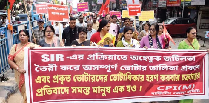ভোটার তালিকা নিয়ে জেলায় জেলায় বিক্ষোভ, রিচা ইস্যুতে কমিশনে জবাব এইআরও’র