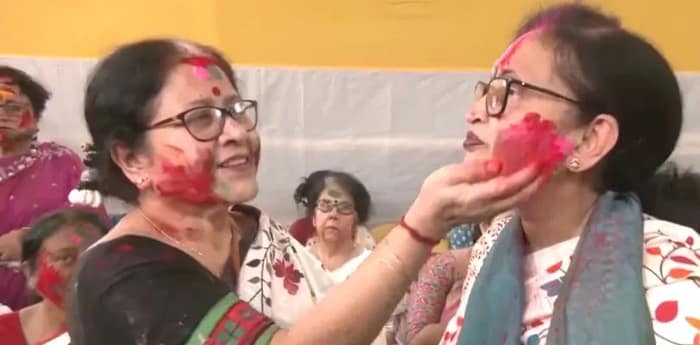 কলকাতায় হোলি উদযাপনে যোগ দিলেন মন্ত্রী চন্দ্রিমা ভট্টাচার্য