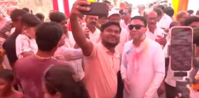 স্থানীয়দের সঙ্গে হোলি খেলায় মাতলেন গোয়ার মুখ্যমন্ত্রী প্রমোদ সাওয়ান্ত