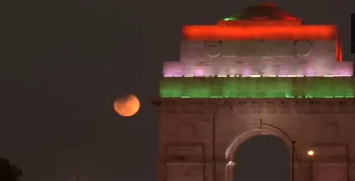 নয়াদিল্লির ইন্ডিয়া গেট থেকে দেখা গেল চন্দ্রগ্রহণ
