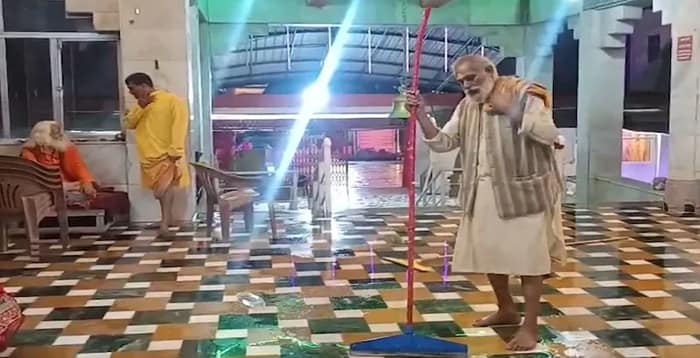চন্দ্রগ্রহণের পর নয়ডায় মন্দির খোলার আগে চলছে পরিষ্কার করার কাজ