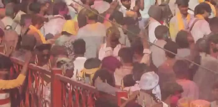 বৃন্দাবনের প্রেম মন্দিরের পাশে হোলি উদযাপনে মানুষের ভিড়