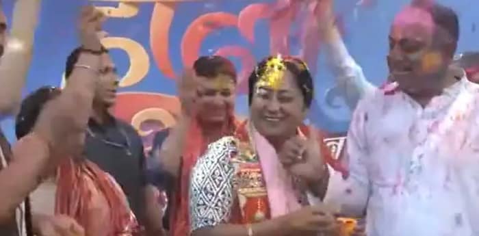 দিল্লির মুখ্যমন্ত্রী রেখা গুপ্তা তাঁর বাসভবনে হোলি উদযাপন করলেন