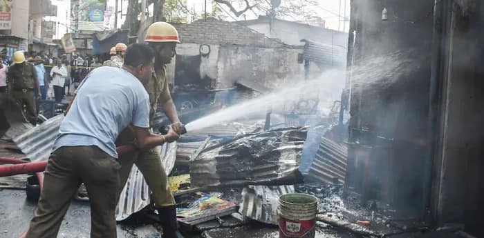 মধ্যমগ্রামে বিধ্বংসী আগুন, ছাই ১৭ দোকান