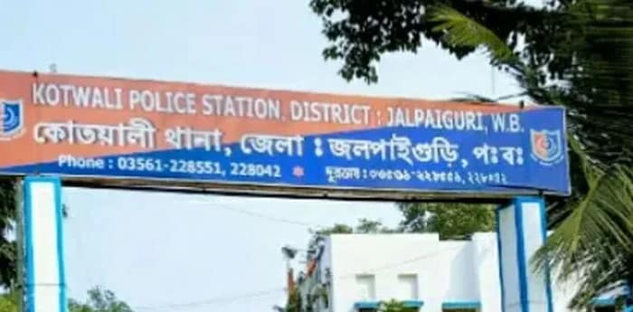 আজ ভোররাতে জলপাইগুড়ির দিনবাজারে রাস্তায় দাঁড়িয়ে থাকা একাধিক গাড়িতে আগুন লাগানোর চেষ্টা, দেখে তদন্তে কোতোয়ালি থানার পুলিশ
