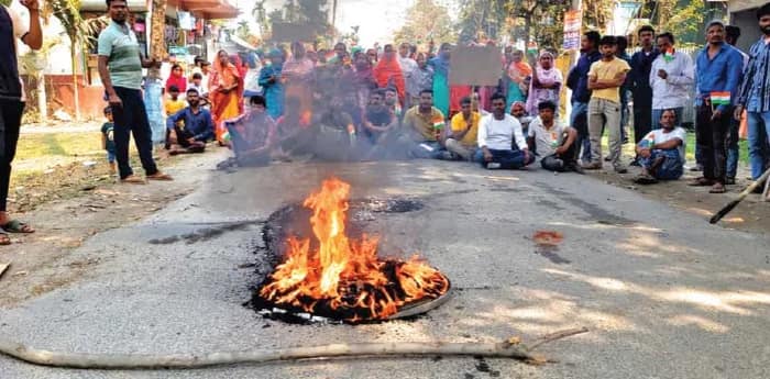 দুই শতাধিক নাম বাদ, তুফানগঞ্জের শালবাড়িতে টায়ার জ্বালিয়ে অবরোধ