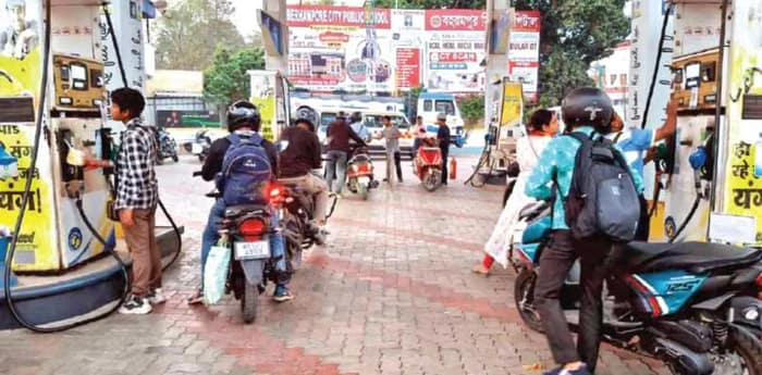 মধ্যপ্রাচ্যে যুদ্ধের দামামা, দাম বৃদ্ধির আশঙ্কায় পেট্রল পাম্পে দীর্ঘ লাইন