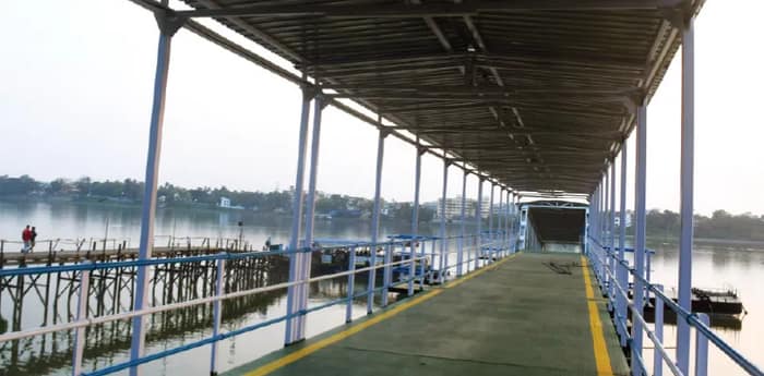উদ্বোধনই হল না ধোবিঘাটের নয়া জেটির, বাঁশের সাঁকো দিয়েই পারাপার