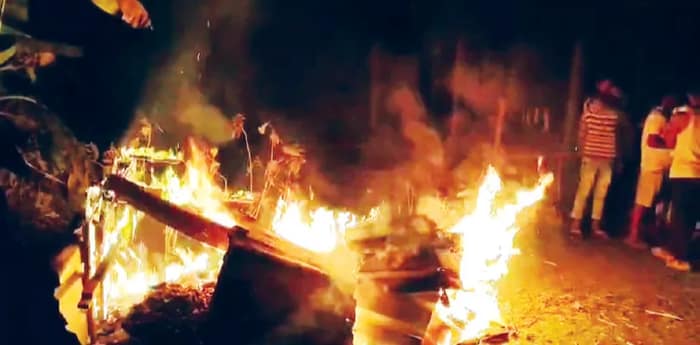 শিয়ালদহ-বনগাঁ শাখার গোবরডাঙা স্টেশনের পাশে মার্কেটে আগুন