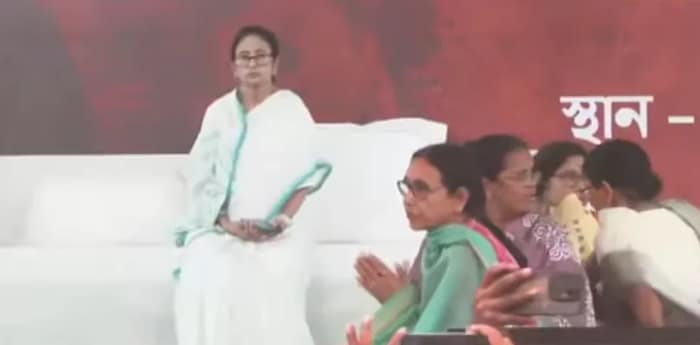 ধর্মতলায় ধরনা মঞ্চে মুখ্যমন্ত্রী