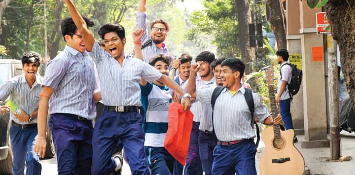 তর্ক বিতর্ক: পরীক্ষার পরের ছুটি কেরিয়ারের জন্যই কাজে লাগায় নবীন প্রজন্ম