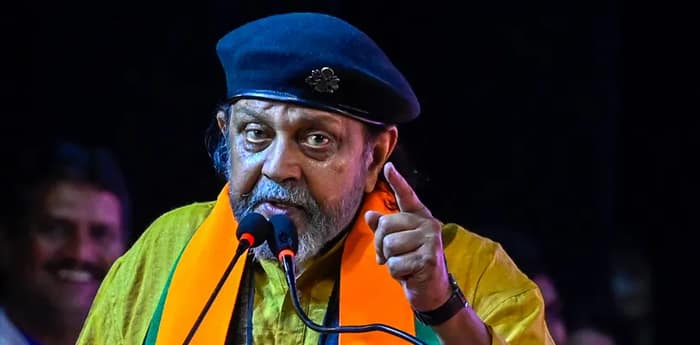 পরিবর্তন যাত্রায় সেলফি তোলার হিড়িক, বিশৃঙ্খলার জেরে মঞ্চ ছাড়লেন মিঠুন