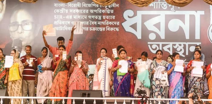 গ্যাসের দাম বৃদ্ধির প্রতিবাদে আজ কালো  শাড়ি পরে ধরনা মঞ্চে আসবেন মহিলারা, আন্দোলনের রূপরেখা তৈরি করে দিলেন মুখ্যমন্ত্রী