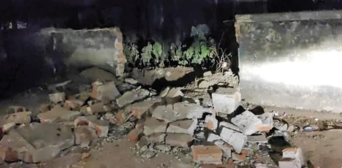 দুবরাজপুরে বিস্ফোরণে ভেঙে গেল উপ স্বাস্থ্যকেন্দ্রের পাঁচিল