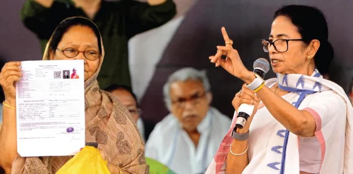 বাংলা ভাগ! কেন্দ্রের সরকারই ফেলে দেব, ধরনা মঞ্চ থেকে হুংকার মমতার