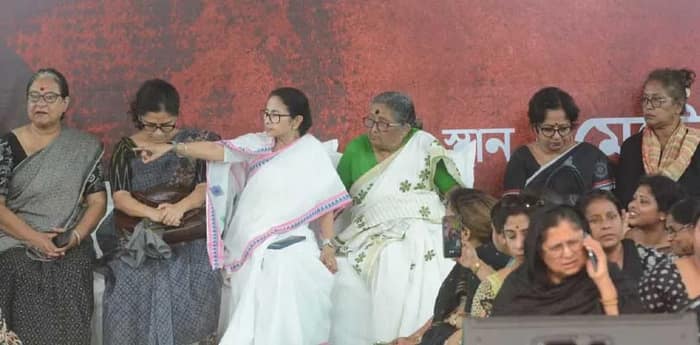 আন্তর্জাতিক নারী দিবসে ধরনা মঞ্চে মুখ্যমন্ত্রী