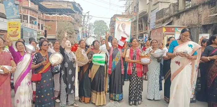 রান্নার গ্যাসের দাম বৃদ্ধির প্রতিবাদে জলপাইগুড়িতে  মহিলাদের বিক্ষোভ মিছিল