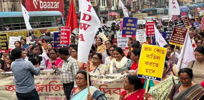 নারী দিবসে বামেদের মিছিল শিয়ালদহে