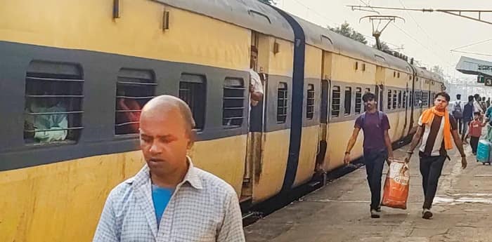 দুর্গাপুর থেকে সরাসরি হাওড়া যাওয়ার লোকাল ট্রেনের দাবি