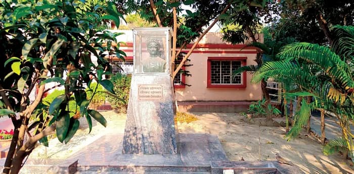 ডাকঘর লাগোয়া বঙ্কিম ভবনে সাহিত্যসম্রাটের মূর্তি অপরিষ্কার, সংস্কারের দাবি এলাকাবাসীর
