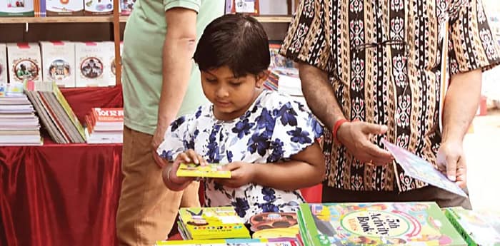কলেজ স্কোয়ারে শুরু বসন্ত বইমেলা