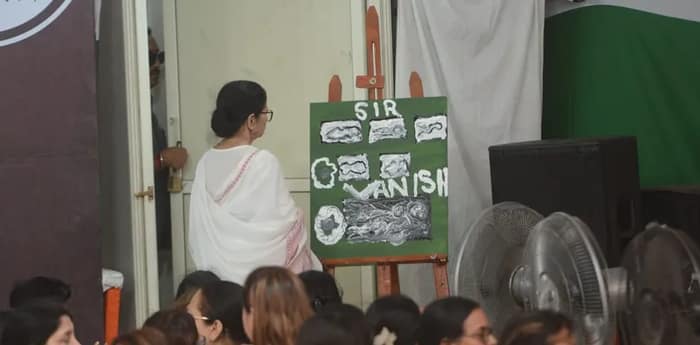 ধর্মতলায় ধরনা মঞ্চে রং-তুলিতে এসআইআরের নামে যোগ্য ভোটারদের নাম বাতিলের প্রতিবাদ মমতার