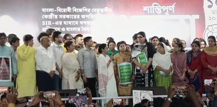 ৫ দিন পর ধরনা প্রত্যাহার মমতার, দিদির লড়াইয়ের জয় হয়েছে দাবি অভিষেকের
