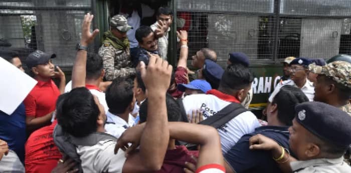 স্থায়ীকরণের দাবি: সিভিল ডিফেন্স কর্মীদের  নবান্ন অভিযানকে ঘিরে উত্তেজনা, ধস্তাধস্তি