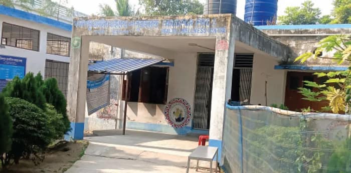 নেই পর্যাপ্ত চিকিৎসক, স্বাস্থ্যকর্মী, বন্ধ ইনডোর, ফরিদপুর স্বাস্থ্যকেন্দ্র কার্যত ধুঁকছে