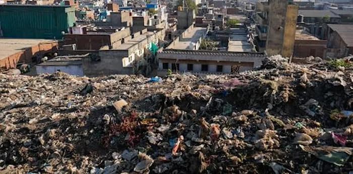 জঞ্জালেই জীবন কাটছে দাঙ্গায় বেঁচে ফেরা মুসলিমদের
