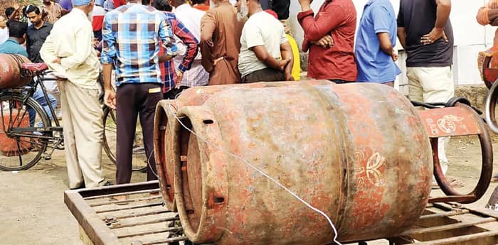পুরুলিয়া রান্নার গ্যাসের সংকটের সুযোগ নিয়ে অসাধু ব্যবসায়ীদের কালোবাজারি