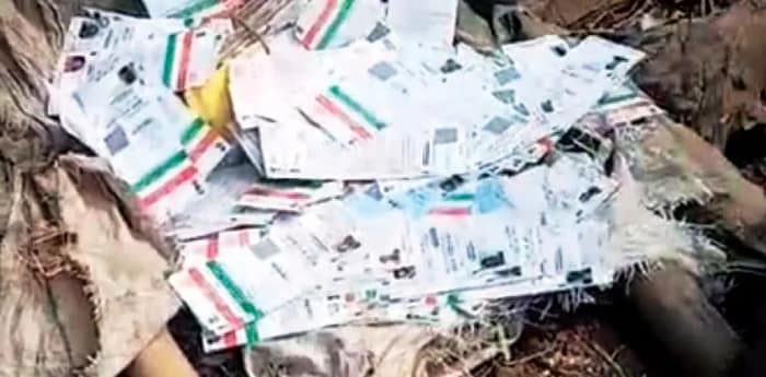 উঠোনে পড়ে ৫০০ আধার, প্যান কার্ড, কর্মীদের গাফিলতির অভিযোগ, বিতর্ক