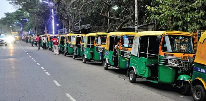 অটো আছে গ্যাস নেই, যন্ত্রণার দীর্ঘ অপেক্ষায় যাত্রীরা, আচমকা বাড়ল বহু রুটের ভাড়া