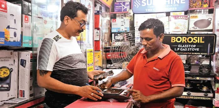 রান্নার গ্যাসের খরচ কমাচ্ছে মধ্যবিত্ত, ইন্ডাকশন, রাইস কুকারের বিক্রি একধাক্কায় দেড়গুণ!