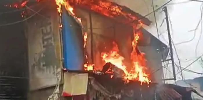 গোবরডাঙা রেলবাজারে বিধ্বংসী আগুন, পুড়ে ছাই ১১টি দোকান