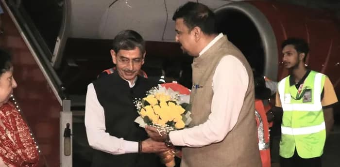 বুধবার সন্ধ্যায় শহরে এলেন নতুন রাজ্যপাল আর এন রবি, বিমানবন্দরে তাঁকে স্বাগত জানান মন্ত্রী সুজিত বসু