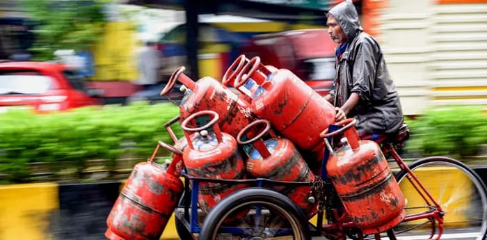 শহরে গ্যাসের হাহাকার, নানা পদে কোপ ক্লাউড কিচেনে