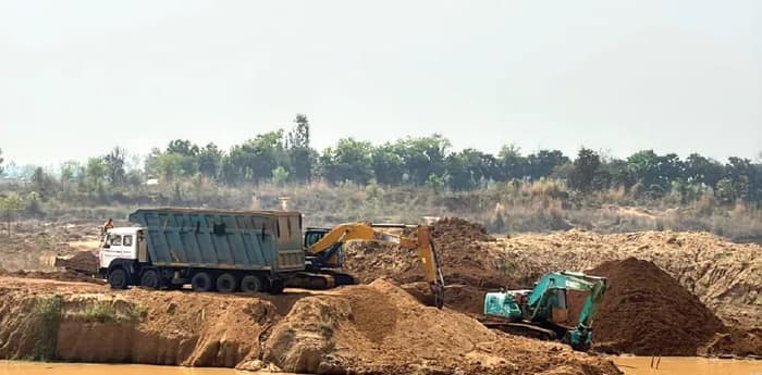 বীরভূম: বৈধ ঘাটে অবৈধ কারবার! জেলায় চড়ছে বালির দাম