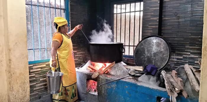 রান্নার গ্যাসের সংকটে শিলিগুড়িতে মা ক্যান্টিন বন্ধের মুখে, মিড ডে মিল নিয়ে দুশ্চিন্তায় শিক্ষাদপ্তর, জলপাইগুড়িতে স্কুলে উনুনে রান্না শুরু