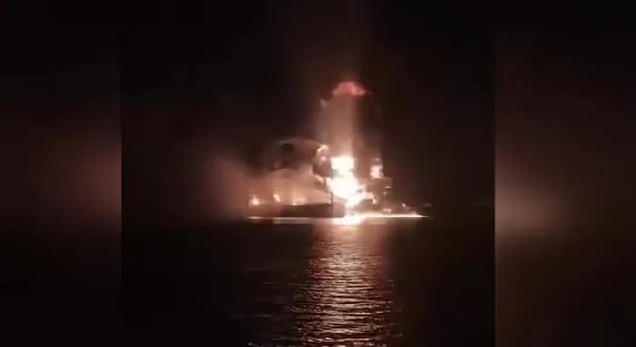মধ্যরাতে দু’টি তেলবাহী জাহাজে ইরানের হামলায় এক ভারতীয়র মৃত্যু