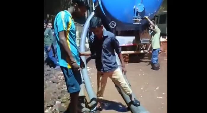 মধ্যরাতে পাইপলাইনে বিপত্তি, জলে ভাসল তারাতলা রোড
