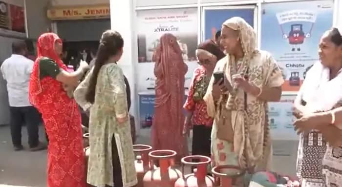 গুজরাতের কচ্ছে রান্নার গ্যাসের সিলিন্ডারের জন্য সাধারণ মানুষের লম্বা লাইন